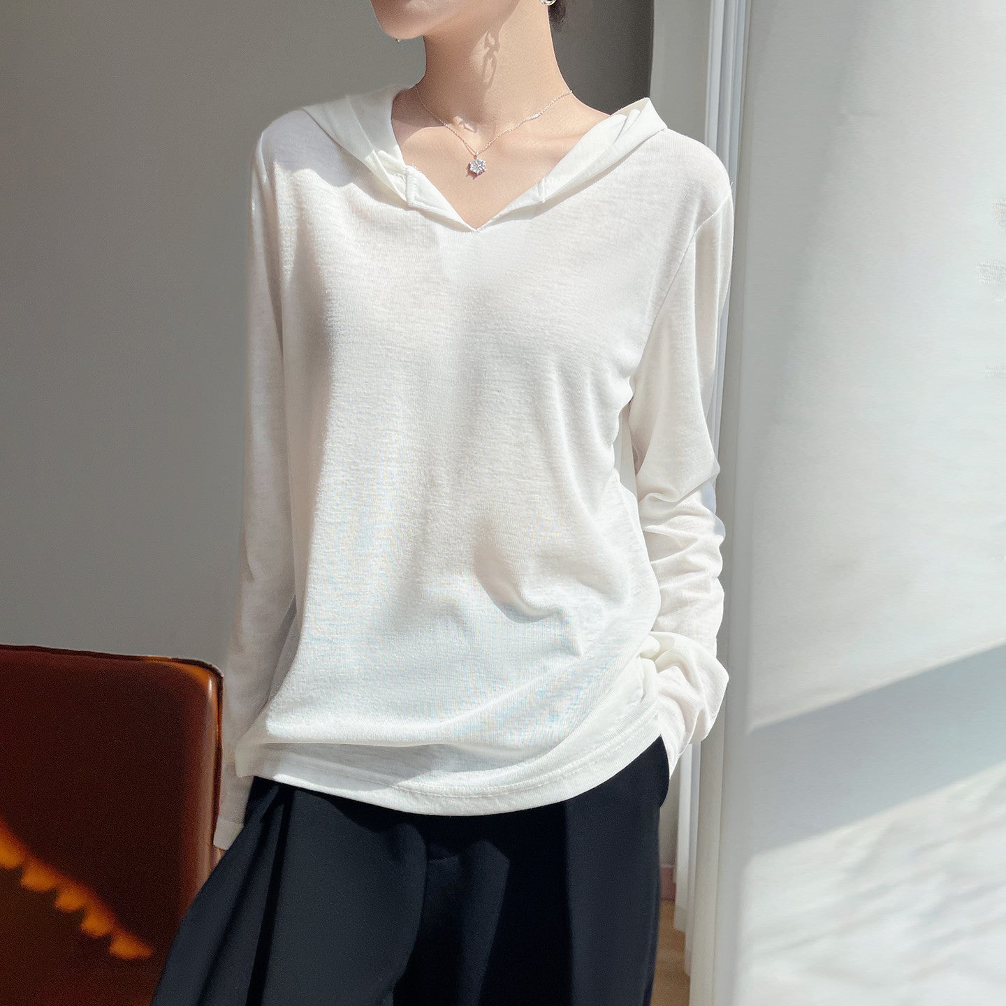 Women Light Hooded Sweater with V-Neck and Fine Jersey Chichicherry