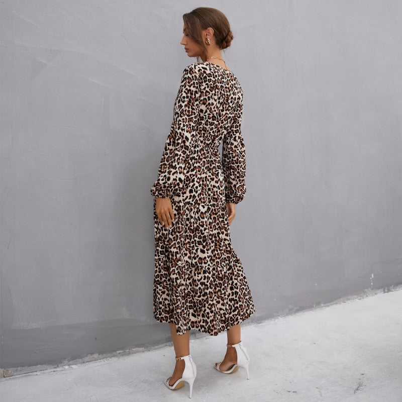 Women's midi dress made of flowing viscose blend with leopard pattern, V-neck, tie belt and tiered skirt Chichicherry