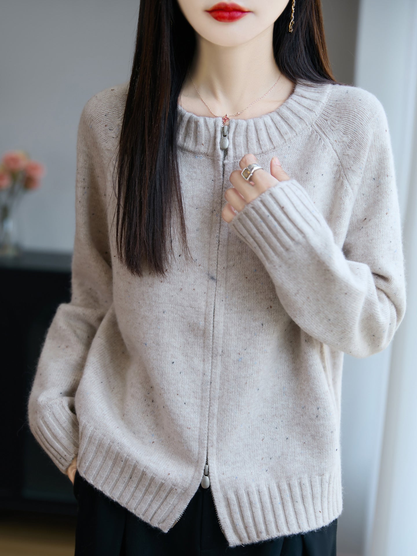 Women's zip cardigan with round neck, fine nep yarn and ribbed finishes Chichicherry