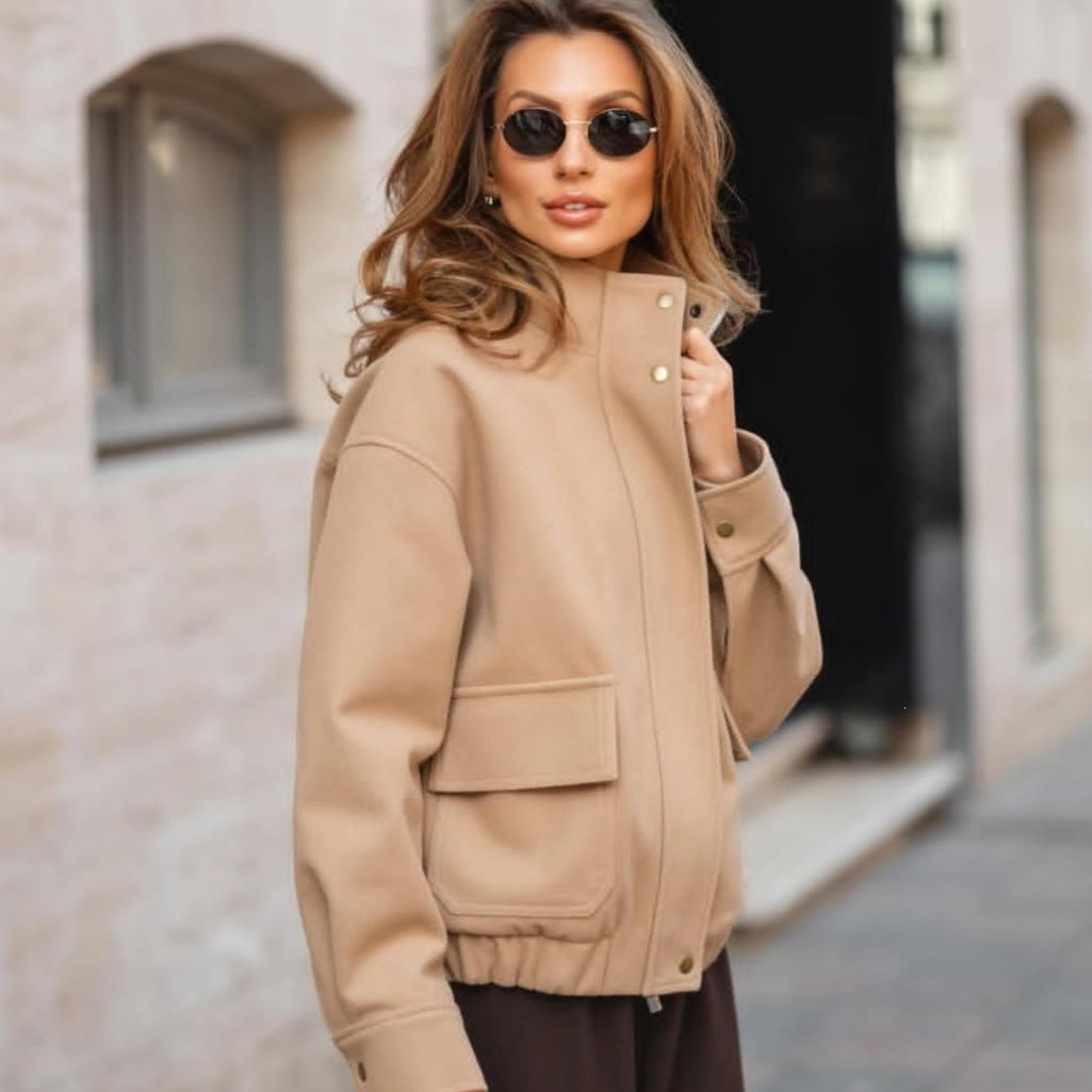 Women’s short jacket made of wool blend in utility look with stand-up collar, flap pockets, and elastic hem Chichicherry