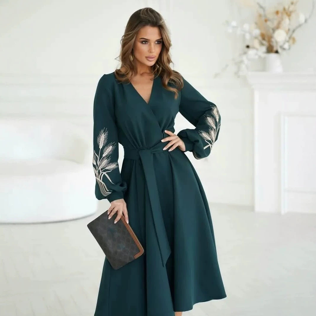 Damen Wickel-Midikleid mit Taillengürtel, hohem Beinschlitz und bestickten Ballonärmeln Chichicherry