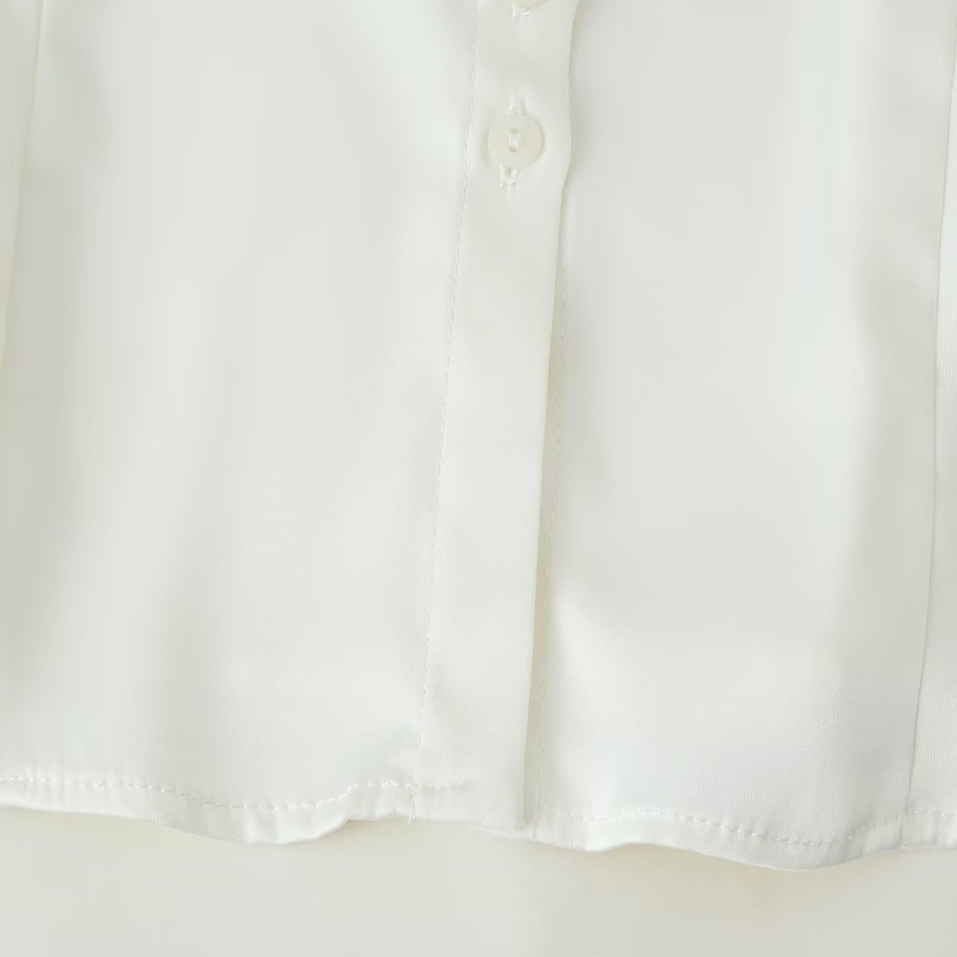 Women's lightweight blouse made of flowing crepe with a classic shirt collar, continuous button placket, and waist-enhancing darts.