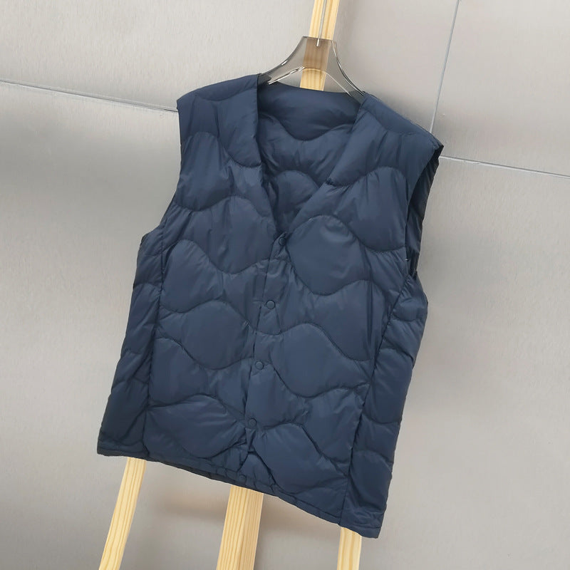 Women’s sleeveless thermal quilted vest with wave-shaped quilting and snap button closure Chichicherry