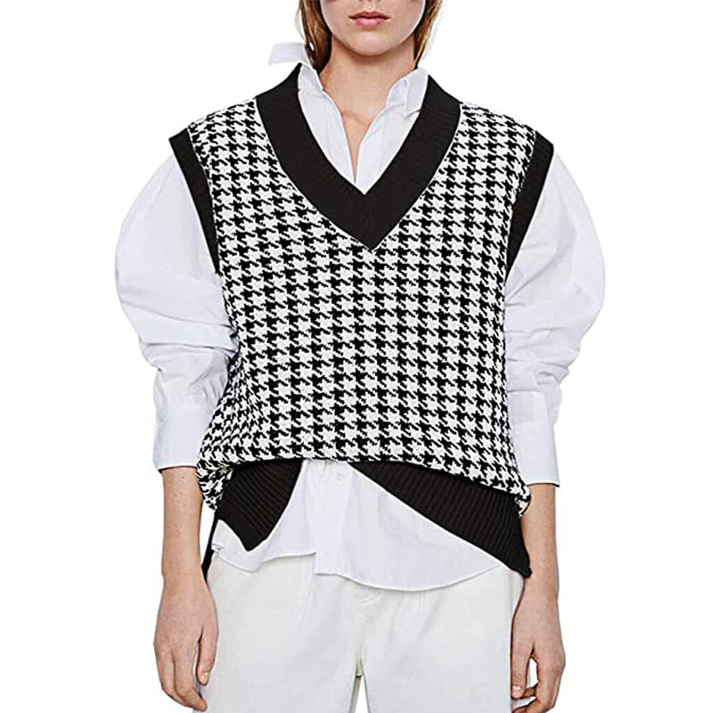 Women’s knit vest with houndstooth pattern, V-neck and ribbed hem Chichicherry