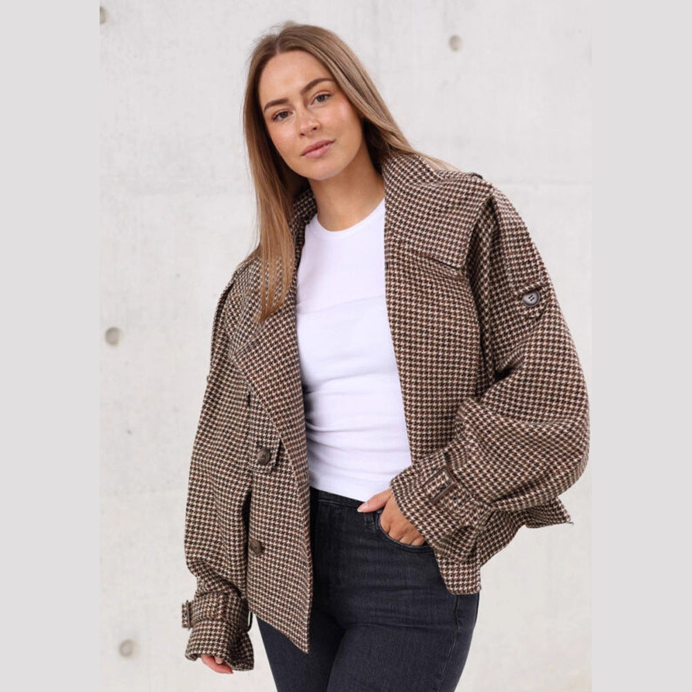 Women's short jacket in houndstooth pattern with double-breasted button placket, high stand-up collar, and balloon sleeves Chichicherry