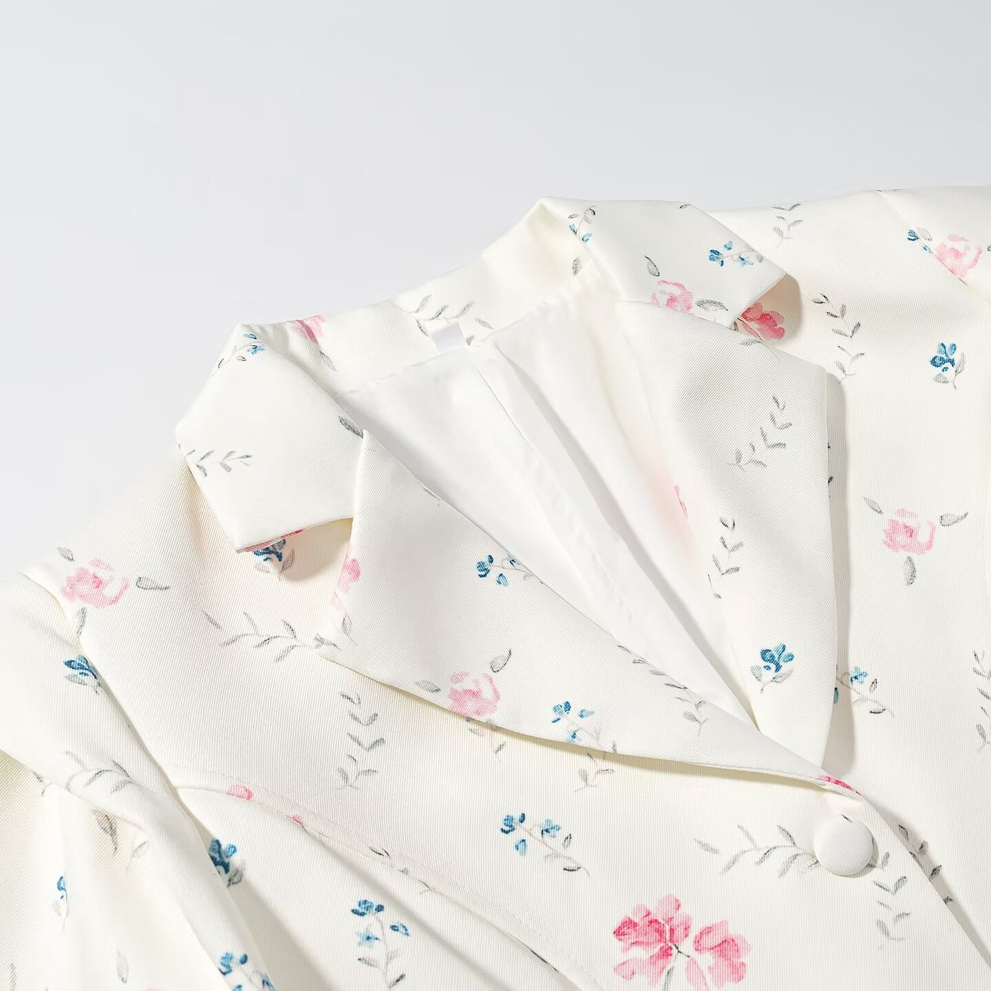 Women short blazer with floral all-over print, tailored silhouette and decorative shoulder details Chichicherry