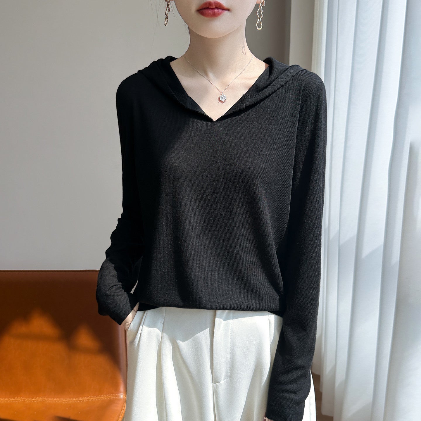 Women Light Hooded Sweater with V-Neck and Fine Jersey Chichicherry
