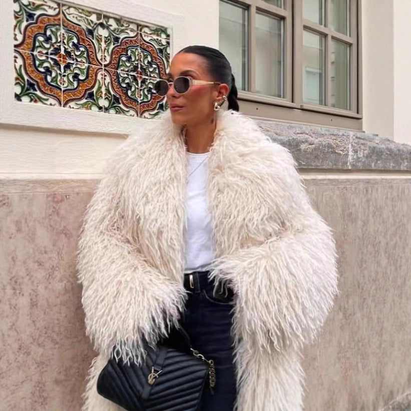 Ladies short jacket made of luxurious long-pile faux fur with voluminous pile Chichicherry