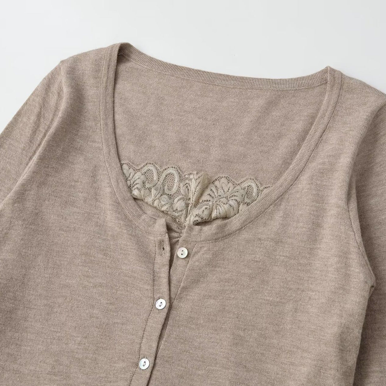 Women's short cardigan made of fine knit with V-neck, button placket, and lace insert Chichicherry