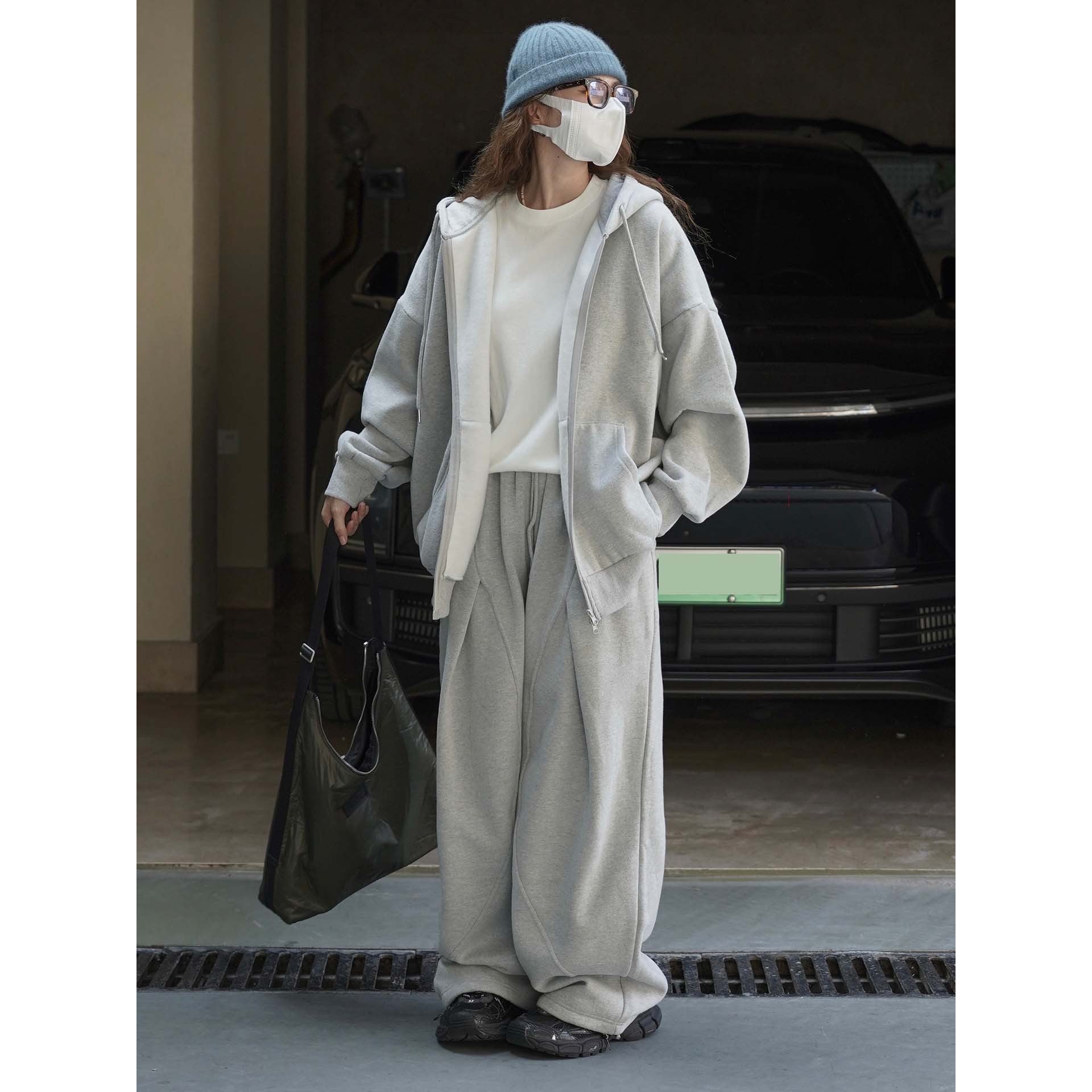 Women Wide Baggy Sweatpants with Elastic Waistband, Drawstring and Decorative Seams Chichicherry