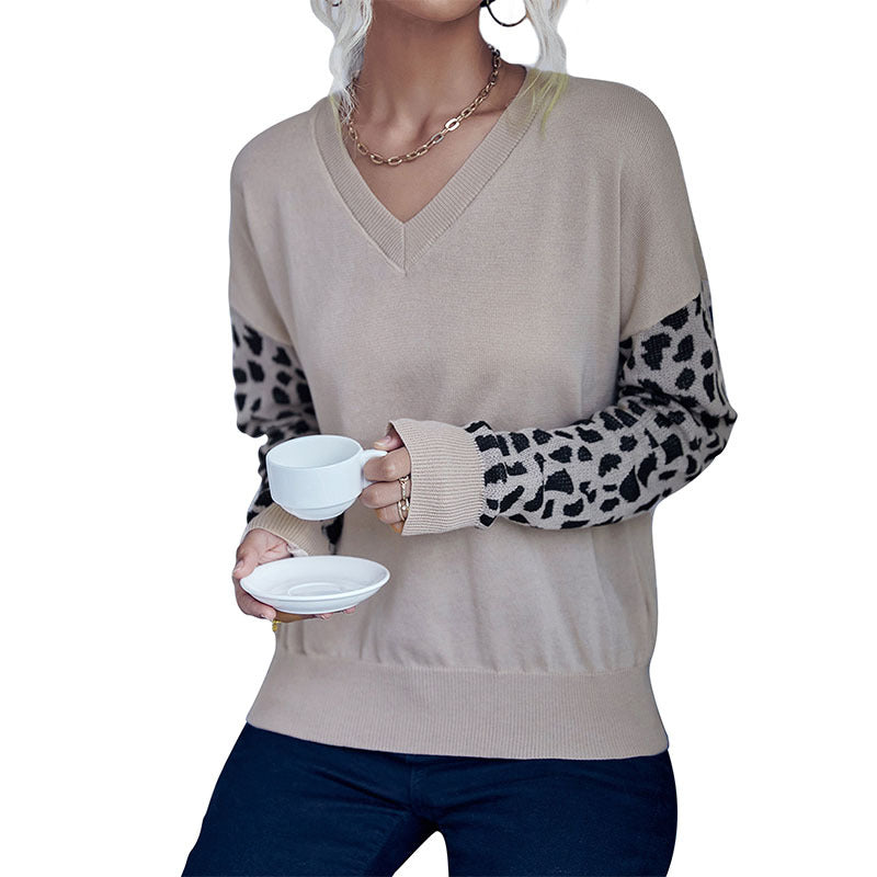 Women's V-neck fine knit sweater with leopard jacquard sleeves and dropped fit Chichicherry
