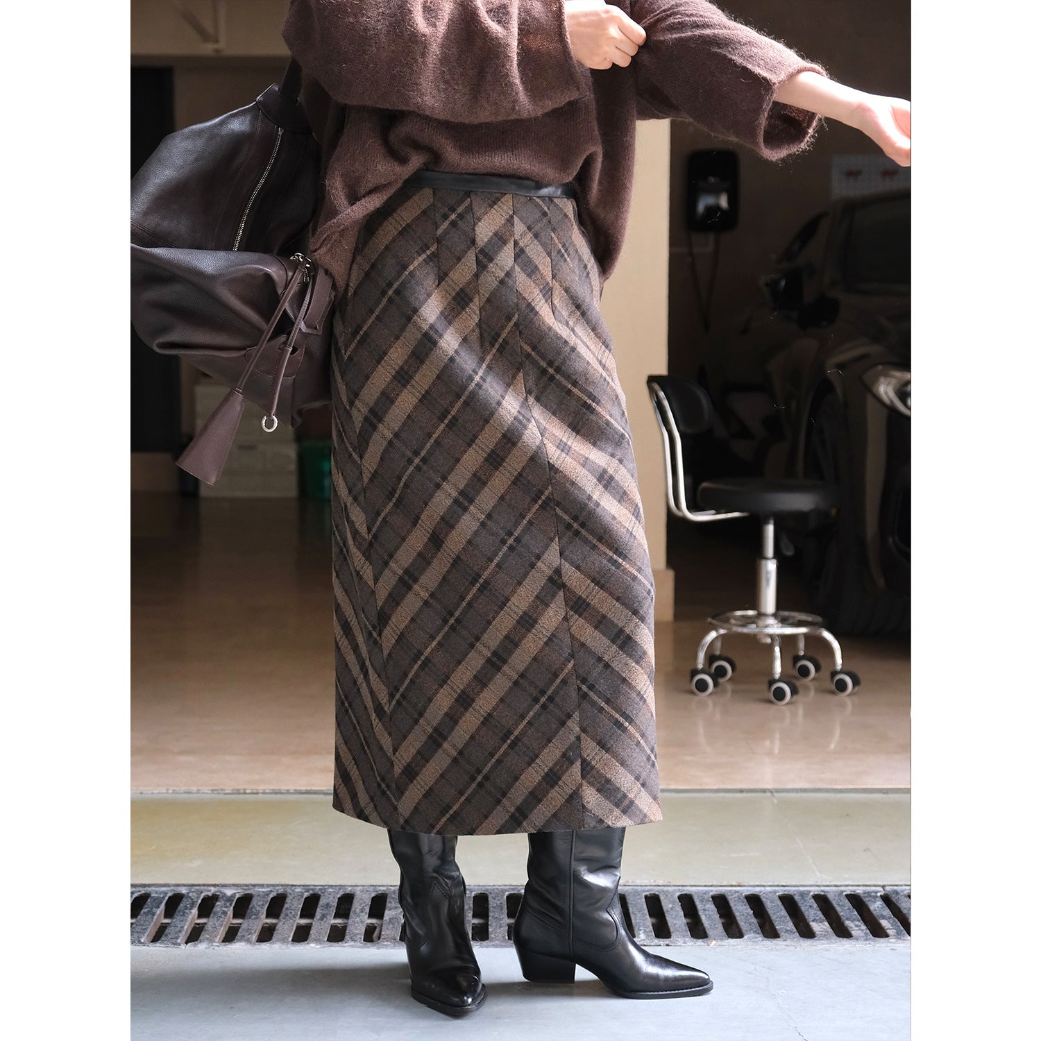 Women High-waisted Midi Skirt made of Wool Blend with Diagonal Check Structure and Front Slit Chichicherry