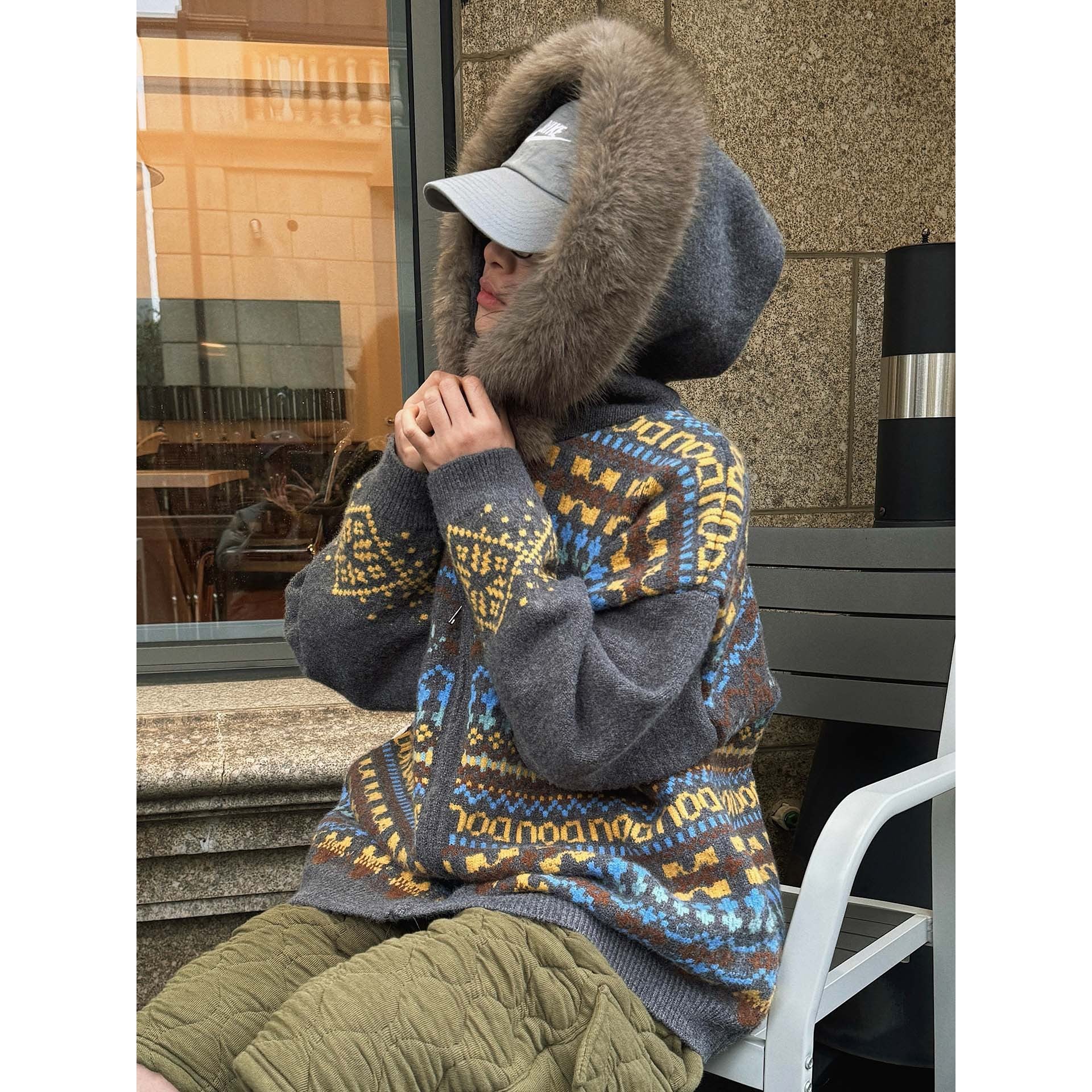 Women's patterned cardigan with faux fur hood and zipper Chichicherry