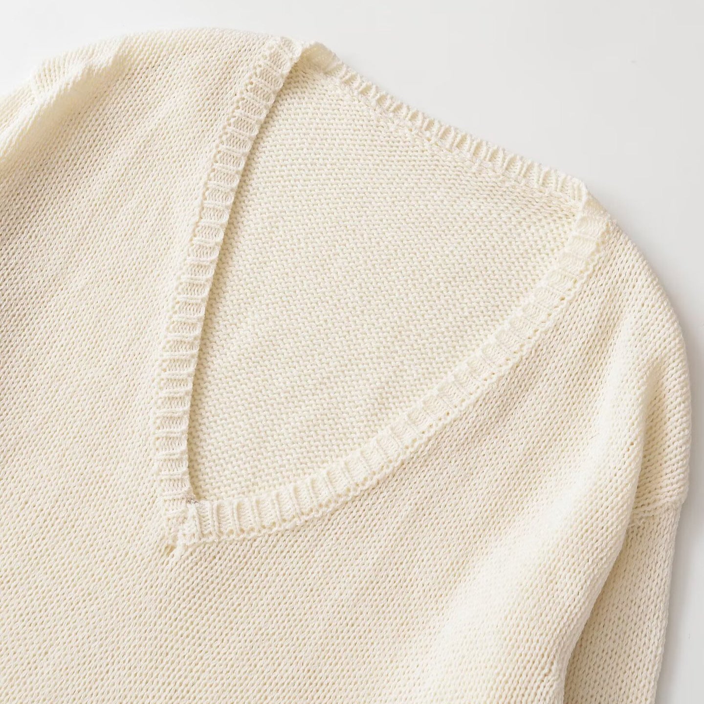 Women's chunky knit sweater with deep V-neck and oversized cut Chichicherry