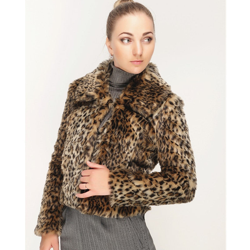 Ladies short jacket made of synthetic fur with a tailored cut, lapel collar and concealed closure Chichicherry