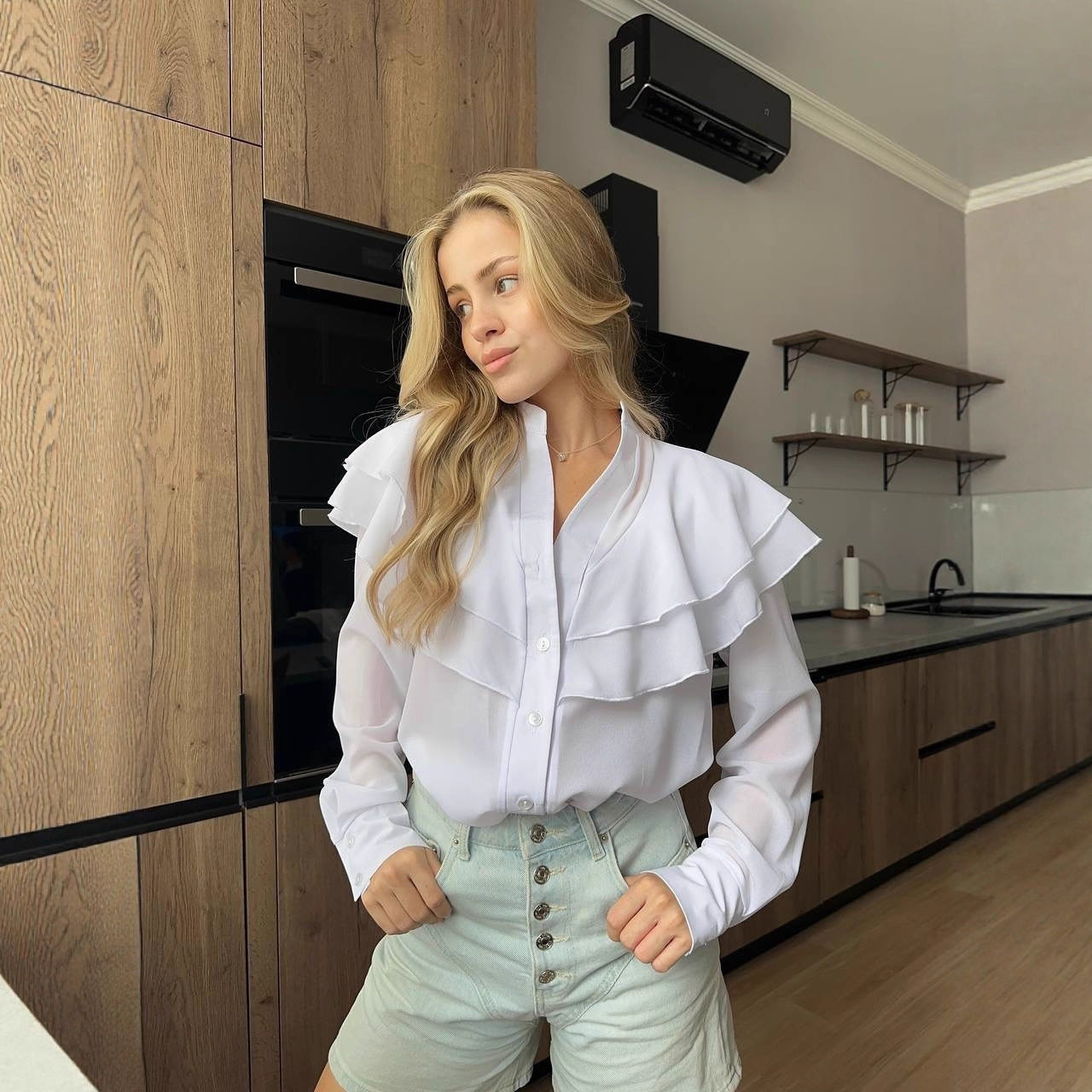 Damen Chiffon-Bluse mit mehrlagiger Volant-Rüsche und Perlmuttknöpfen Chichicherry