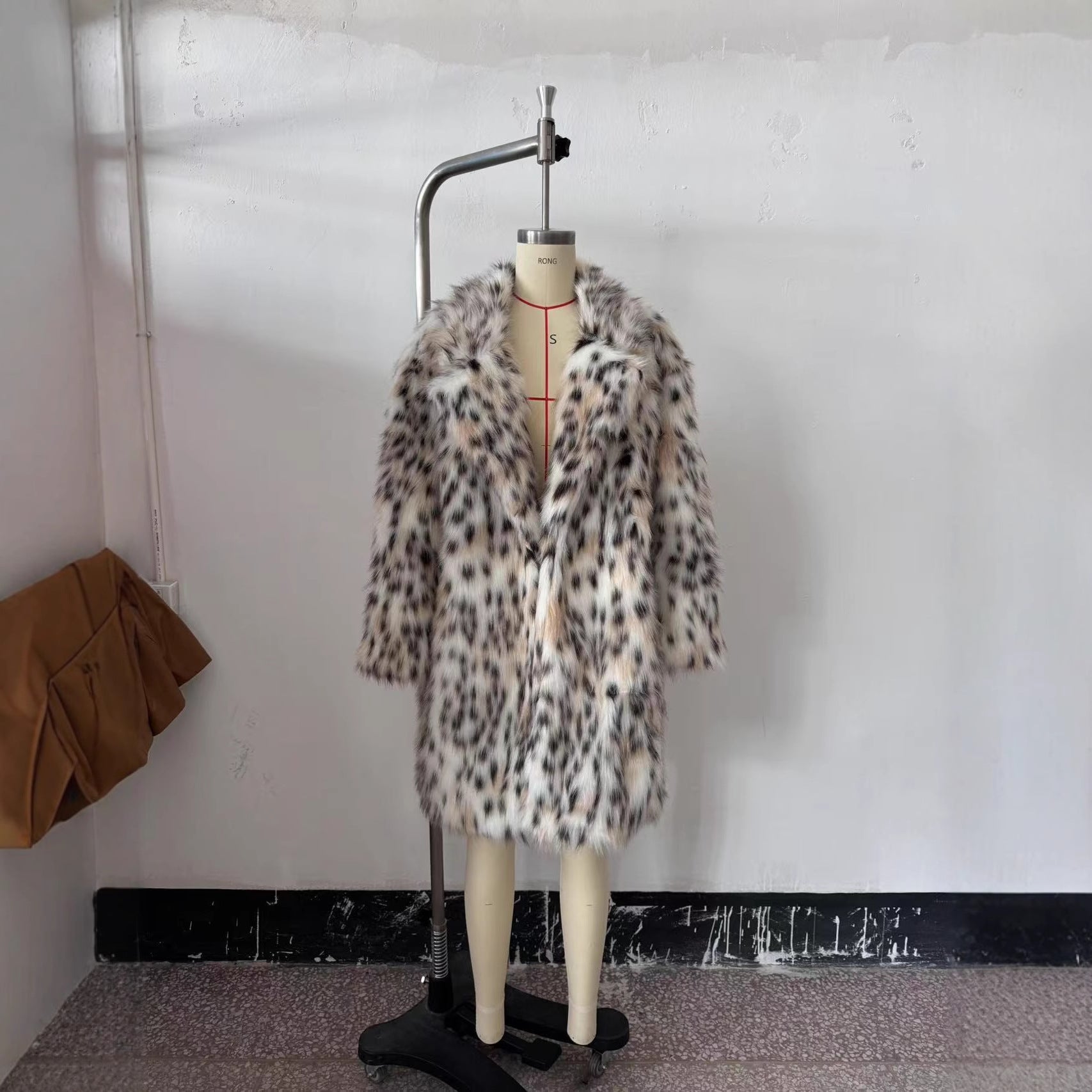Women's midi coat made of faux fur with leopard print, oversized fit and shawl collar Chichicherry