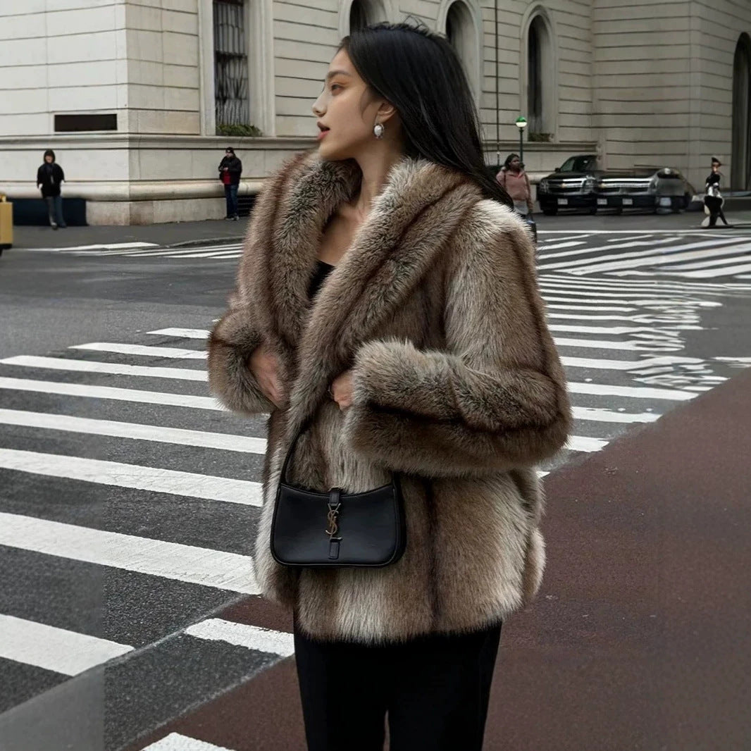 Women's short coat made of voluminous faux fur with wide shawl collar Chichicherry