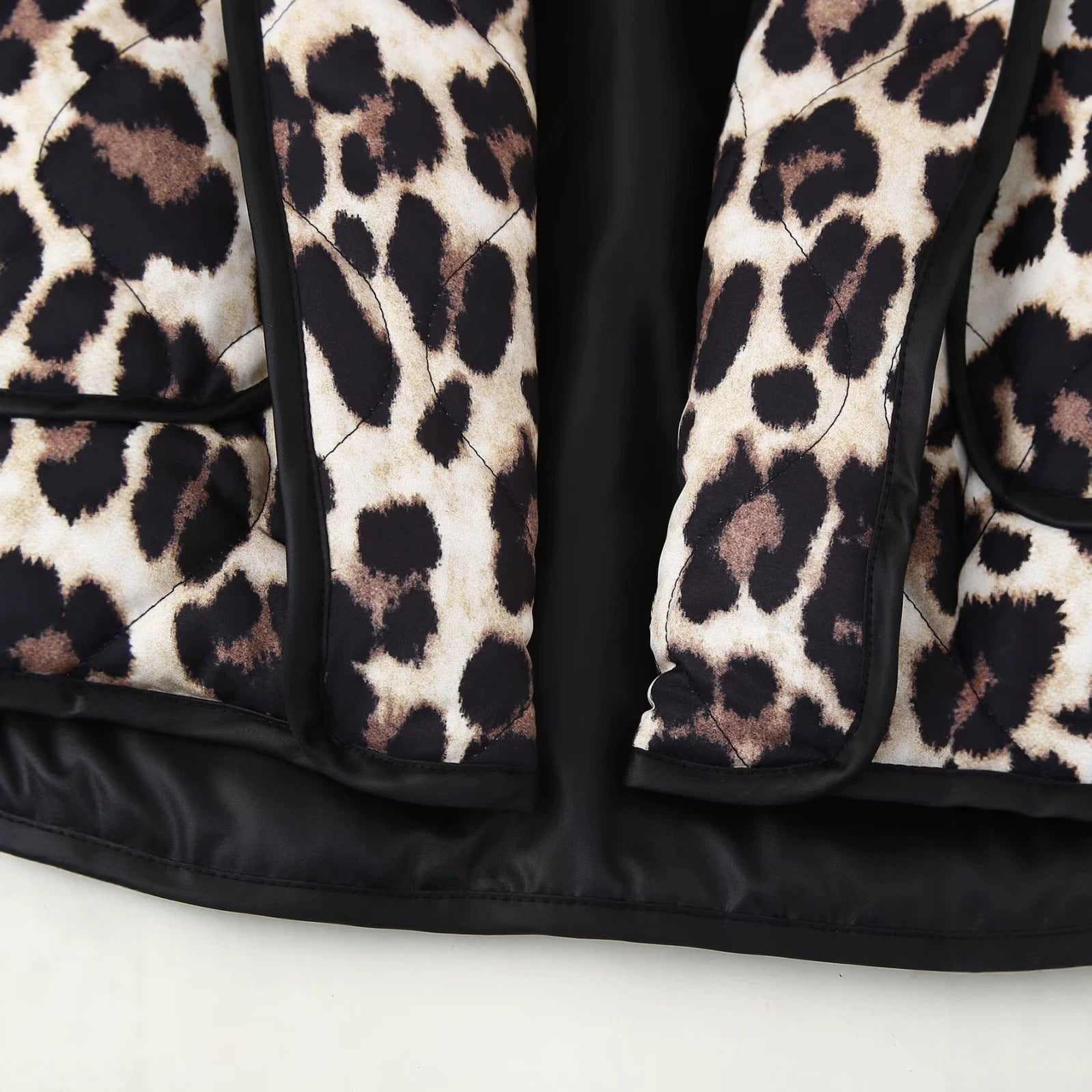 Women's Padded Kimono Jacket with Leopard Print, Oversized Cut and Patch Pockets Chichicherry