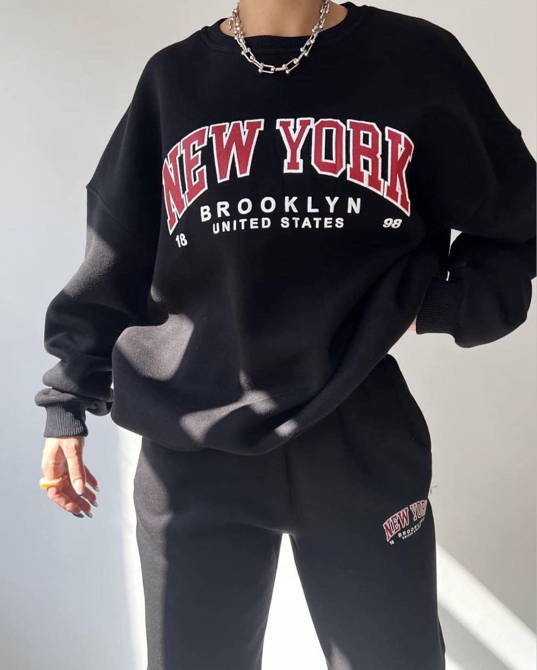 Damen Oversized Lounge-Set aus Baumwollfleece mit Collegestickerei und relaxed Jogginghose Chichicherry