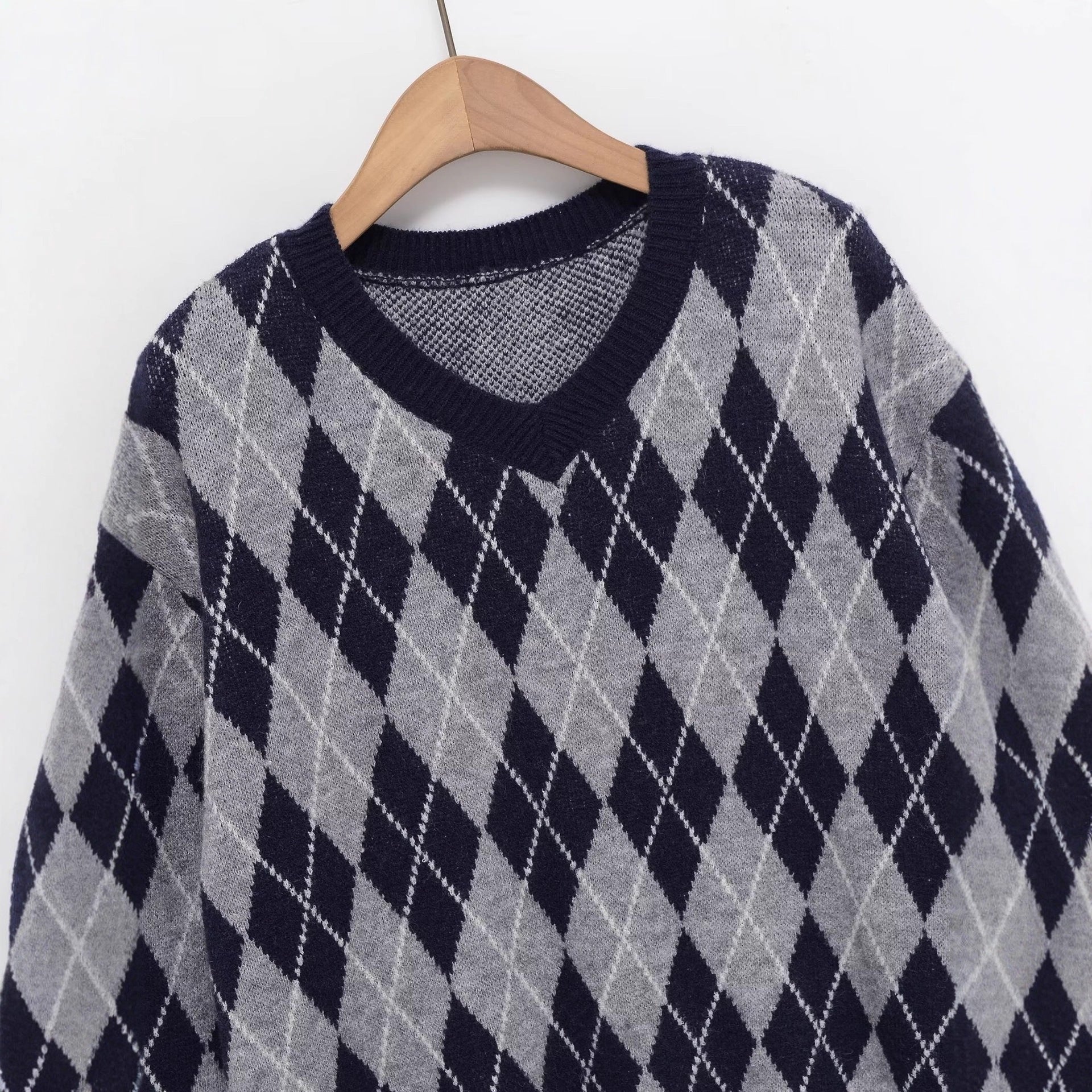 Women's Argyle V-Neck Knitted Sweater with Diamond Pattern Chichicherry