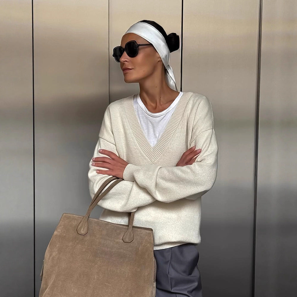 Women's Oversize V-Neck Sweater made of Cashmere Mix with Ripped Hem Chichicherry