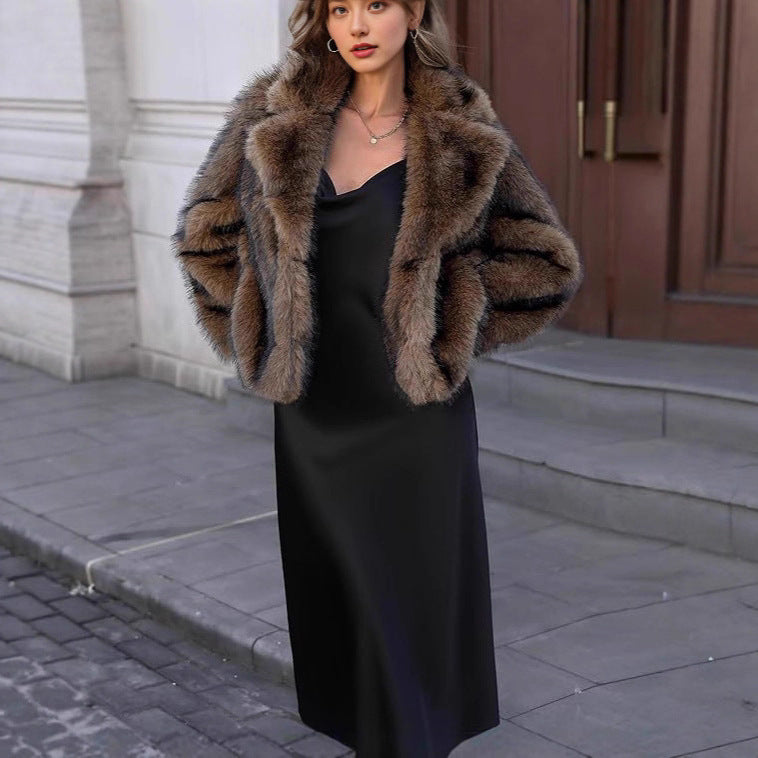 Ladies short jacket made of dense artificial fur with generous shawl collar Chichicherry