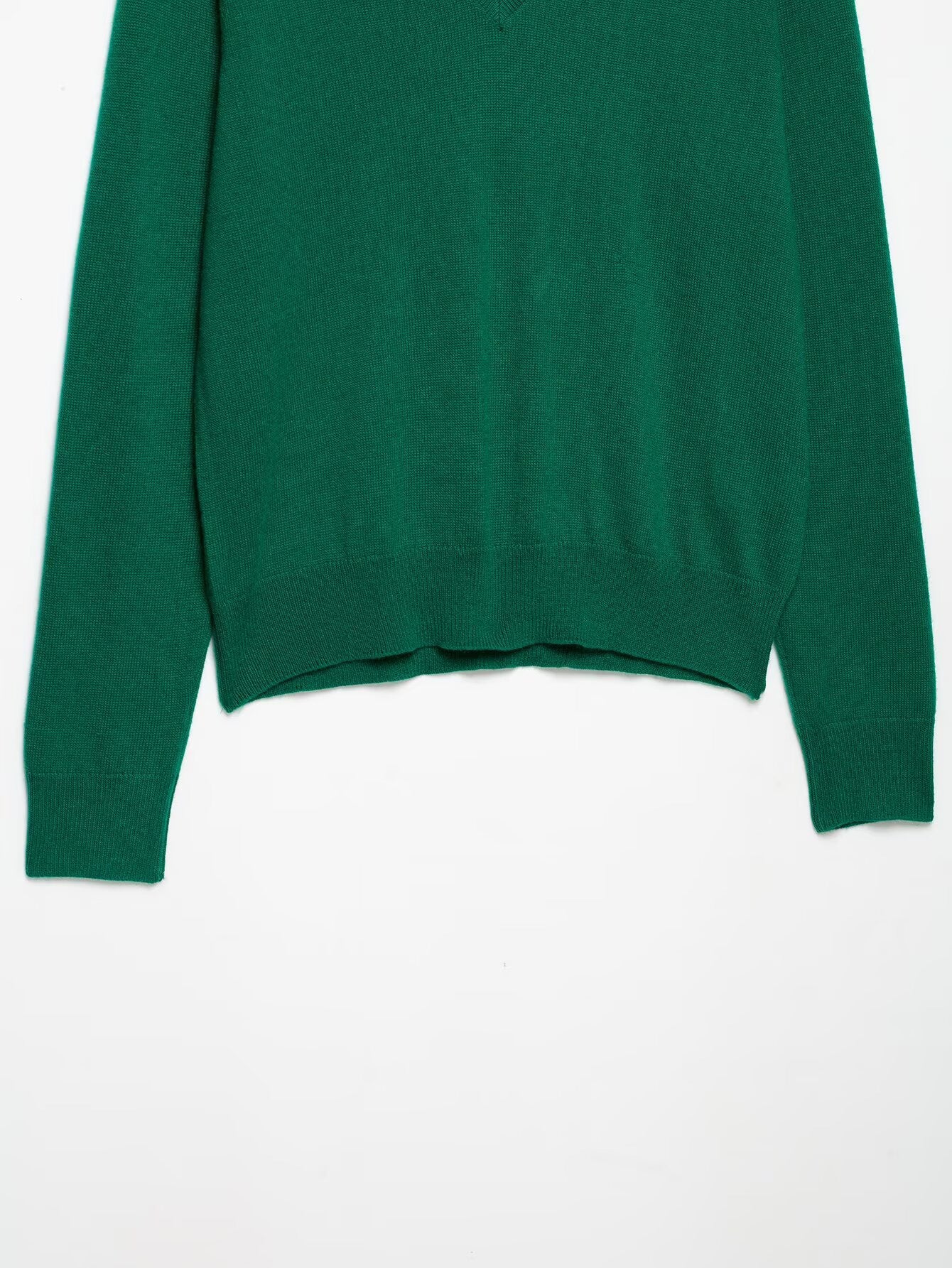 Women Light V-Neck Fine Knit Sweater with Ribbed Hem Chichicherry