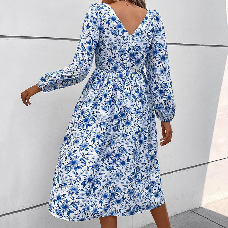 Ladies' midi dress with floral all-over print, heart-shaped neckline and fitted gathering at the waist