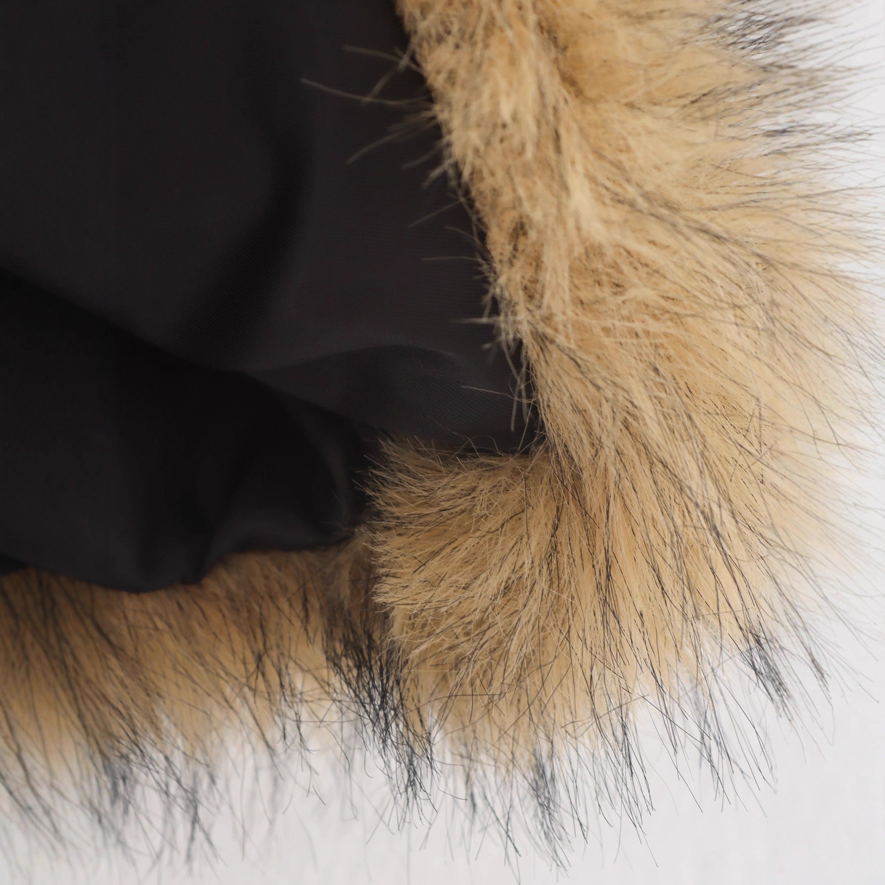 Women Short Faux Fur Bomber Jacket with Voluminous Fur Collar and Zipper Chichicherry