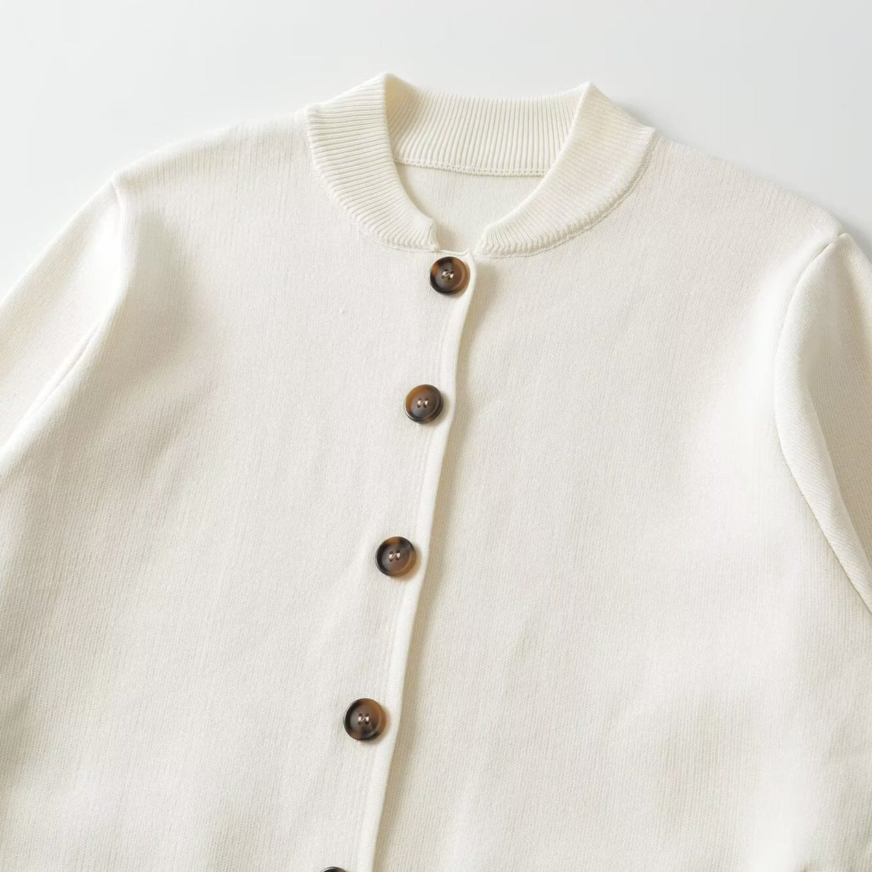 Women's loose-fitting bomber-style cardigan with button placket and ribbed cuffs Chichicherry