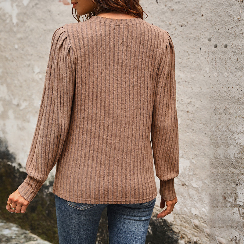 Women's fine vertically ribbed sweater with gathered shoulder area and extended cuff Chichicherry