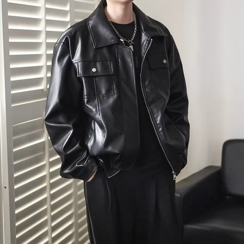 Herren Kurz geschnittene Oversized Kunstleder-Utility-Jacke mit Brustklappen und durchgehendem Reißverschluss Chichicherry