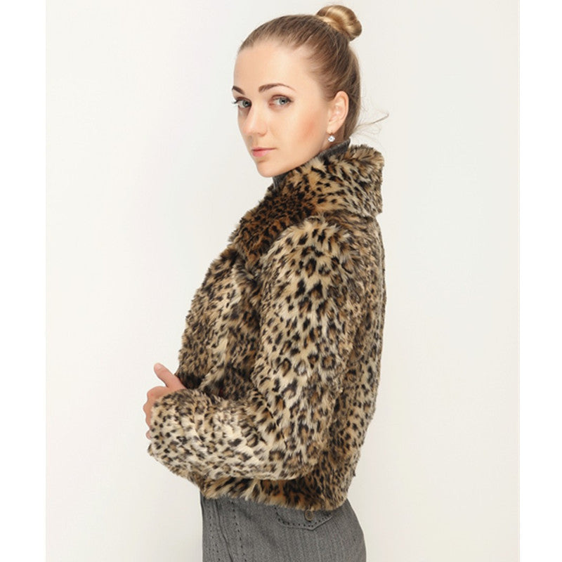 Ladies short jacket made of synthetic fur with a tailored cut, lapel collar and concealed closure Chichicherry