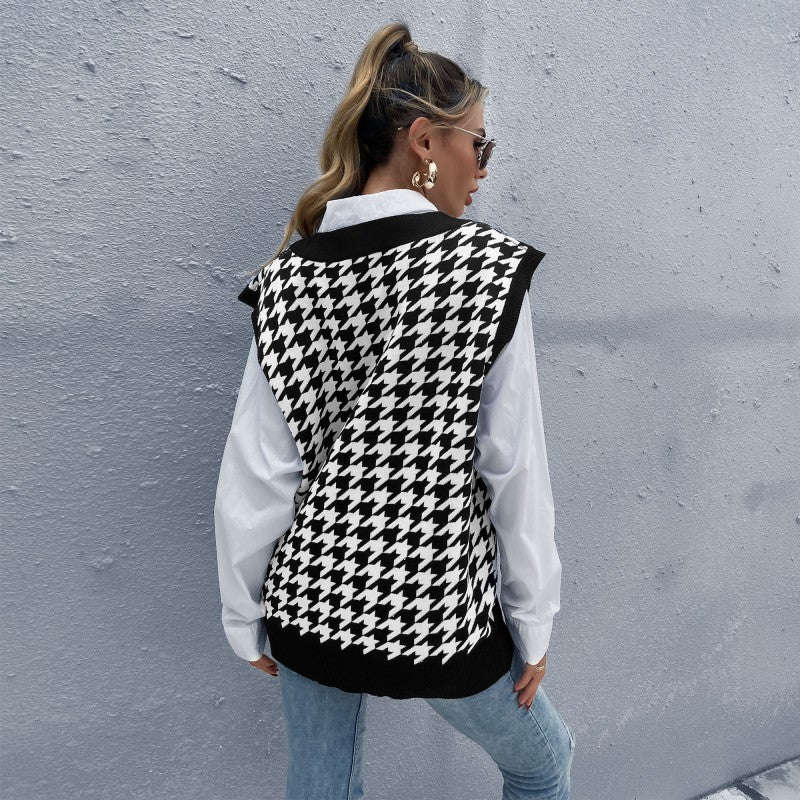 Women's Oversized Knitted Vest with Houndstooth Pattern and V-Neck Chichicherry