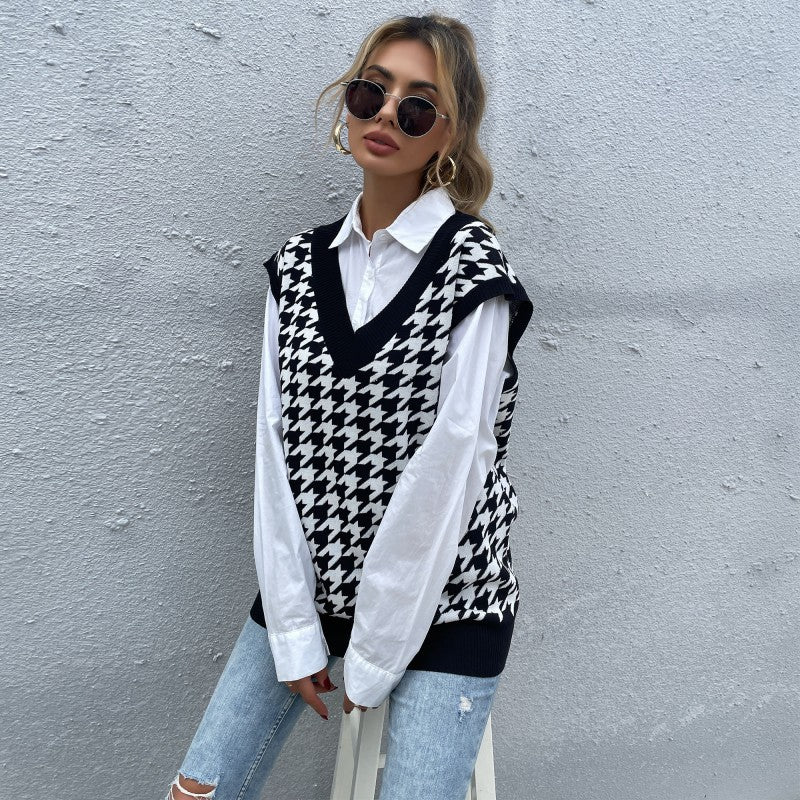 Women's Oversized Knitted Vest with Houndstooth Pattern and V-Neck Chichicherry