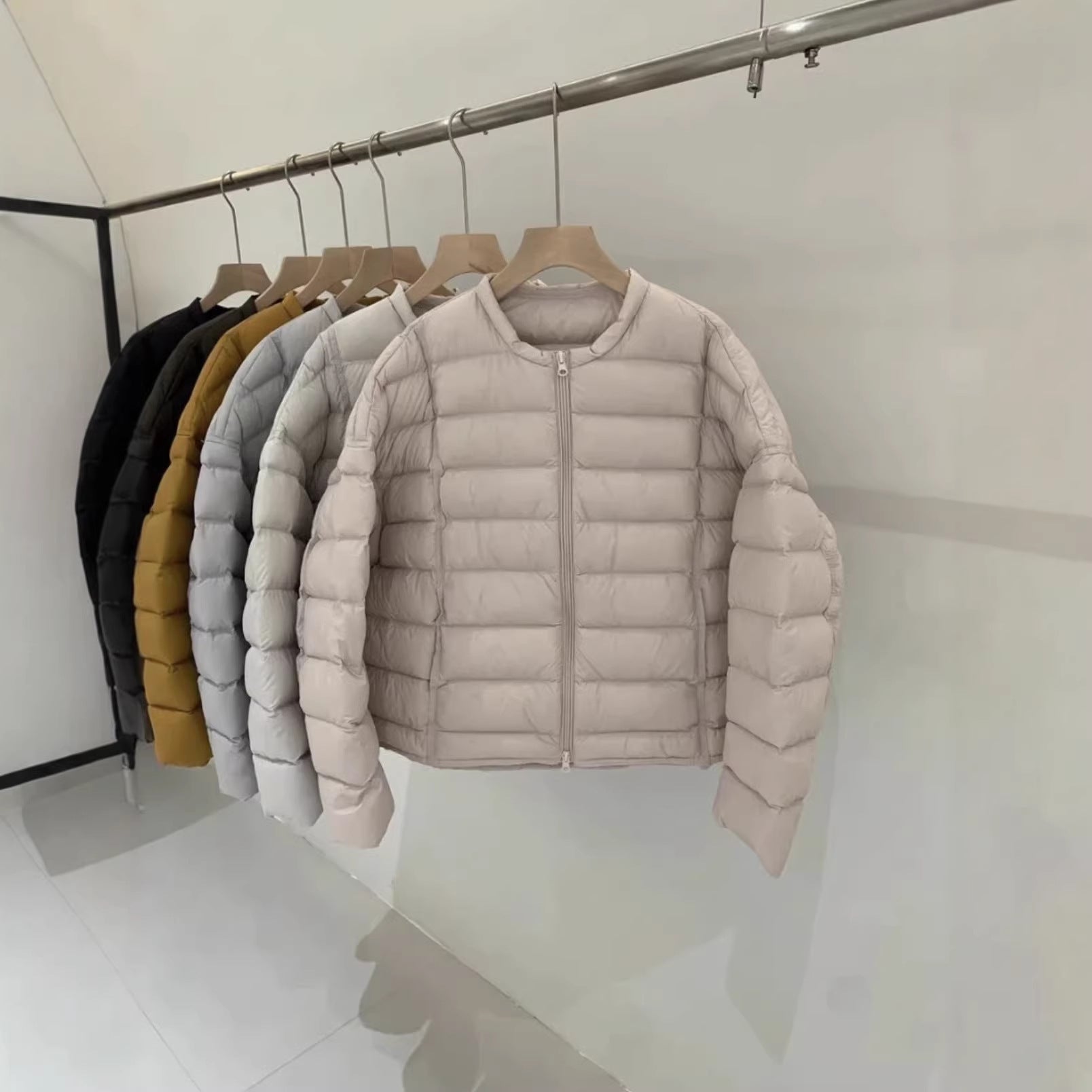 Ladies short cut ultra-light quilted jacket with round neck and two-way zipper Chichicherry