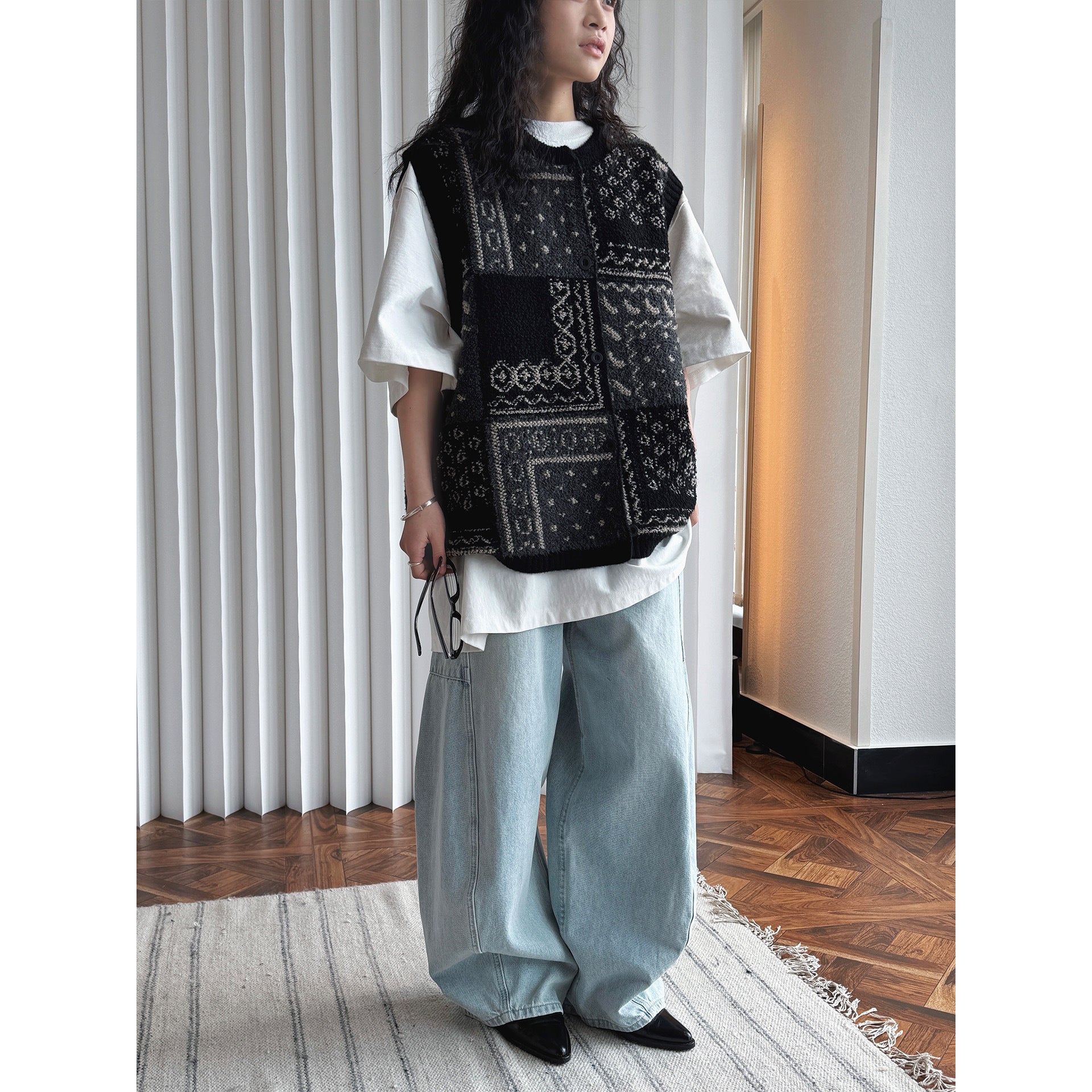 Women’s jacquard knitted vest with button placket and ribbed neckline Chichicherry