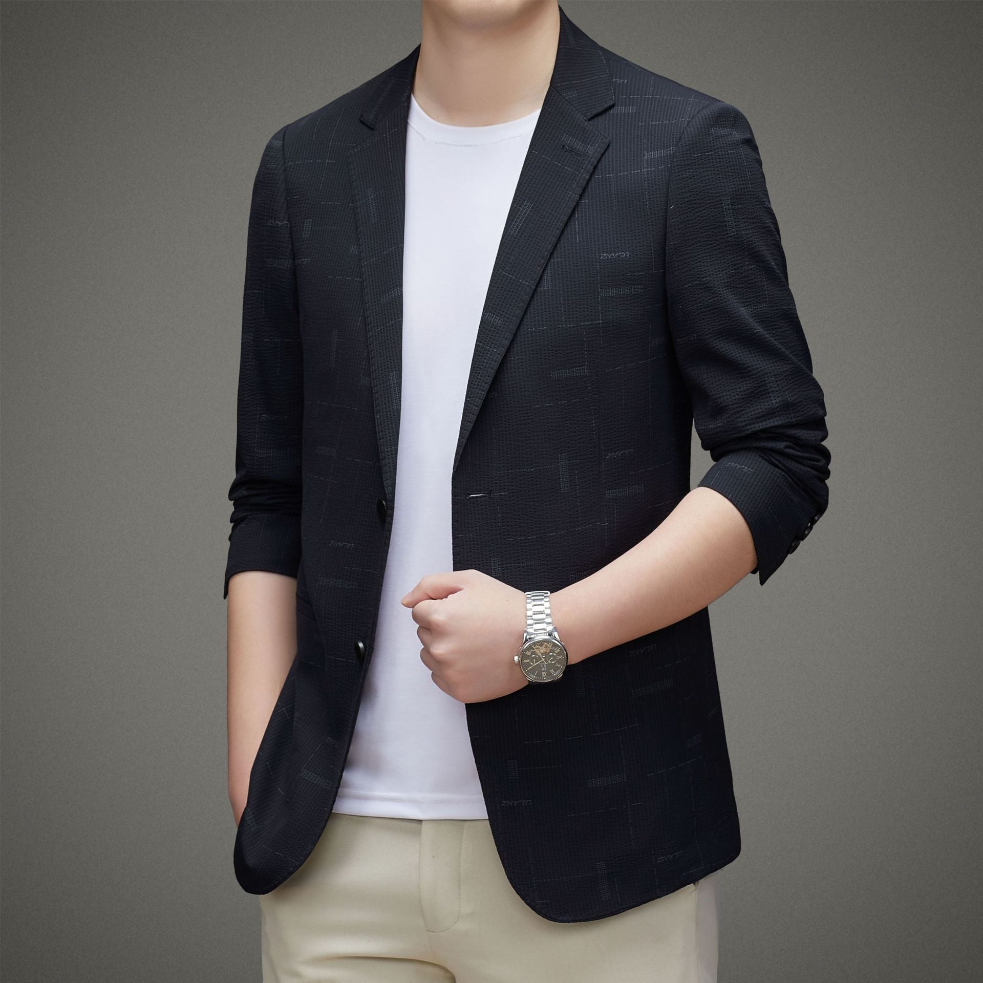 Men's blazer in a slim fit made of textured fabric with rolled-up sleeves Chichicherry