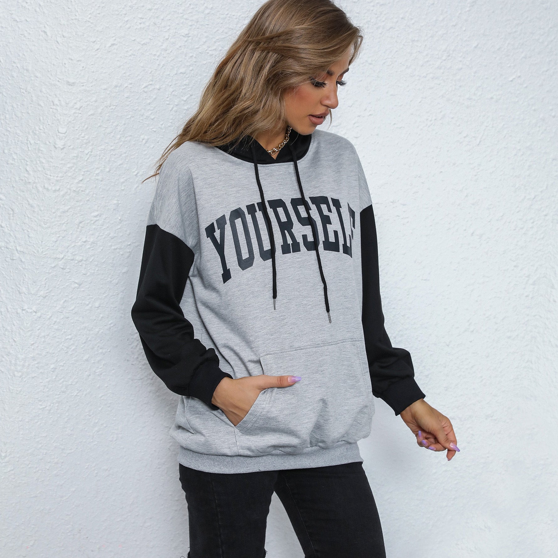 Women's Oversized Hoodie with College Print, Kangaroo Pocket and Contrast Sleeves Chichicherry