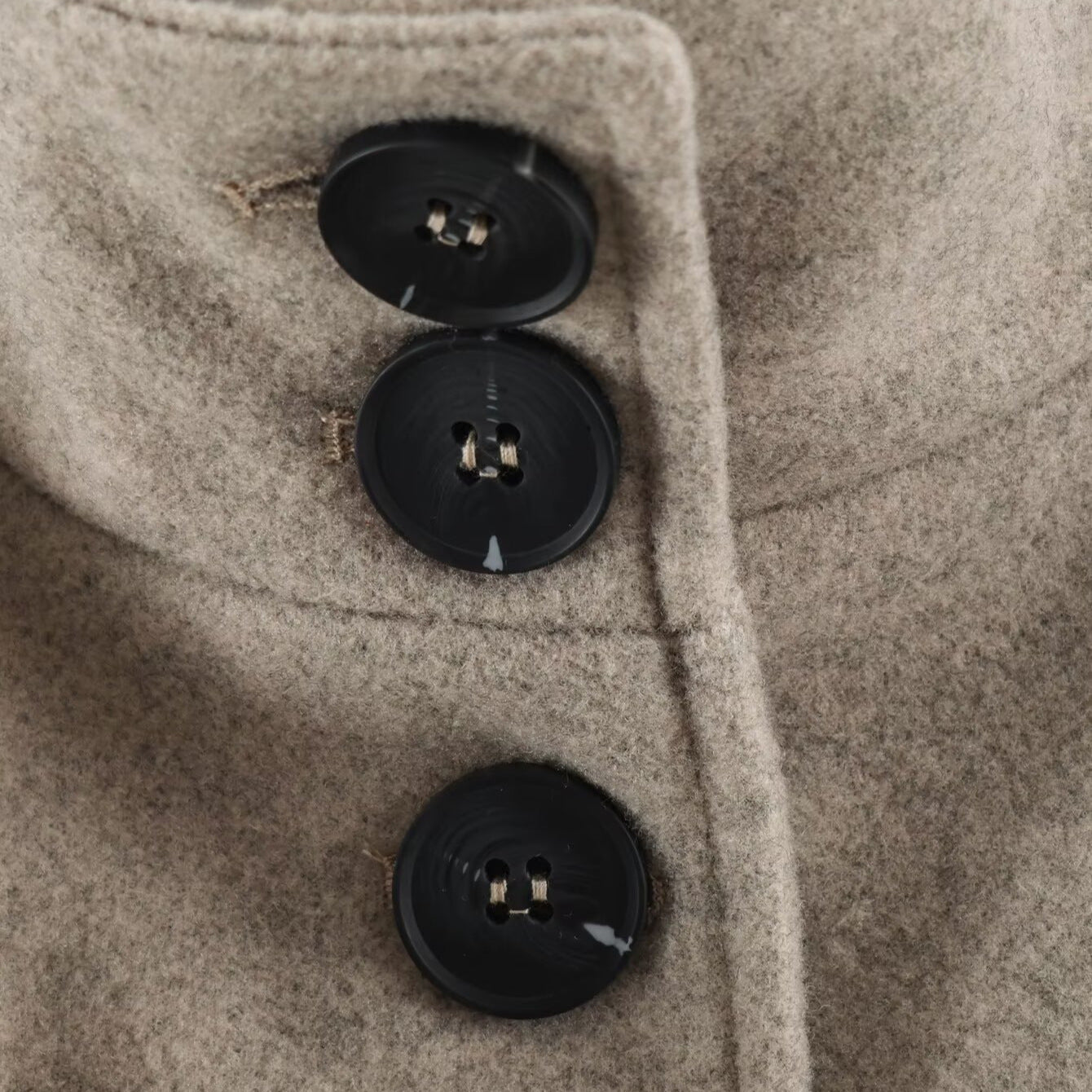 Women’s short trench coat made of wool blend with stand-up collar, epaulettes, and tie belt Chichicherry