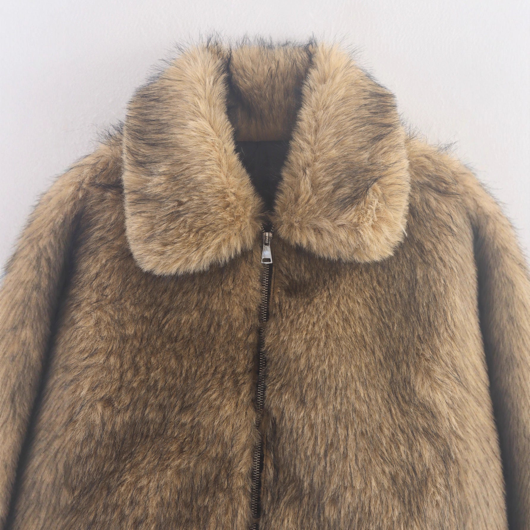 Women Short Faux Fur Bomber Jacket with Voluminous Fur Collar and Zipper Chichicherry
