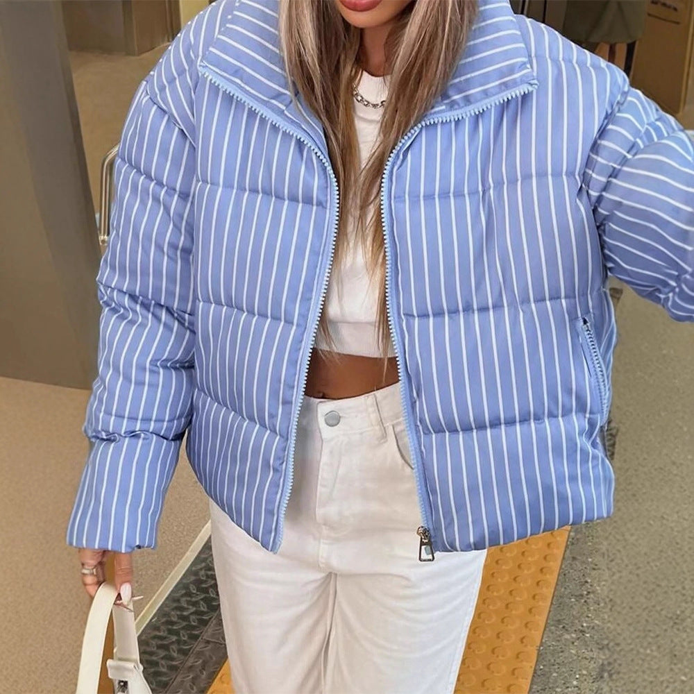 Women's short quilted jacket with high stand-up collar, vertical stripe pattern and zippered pockets Chichicherry