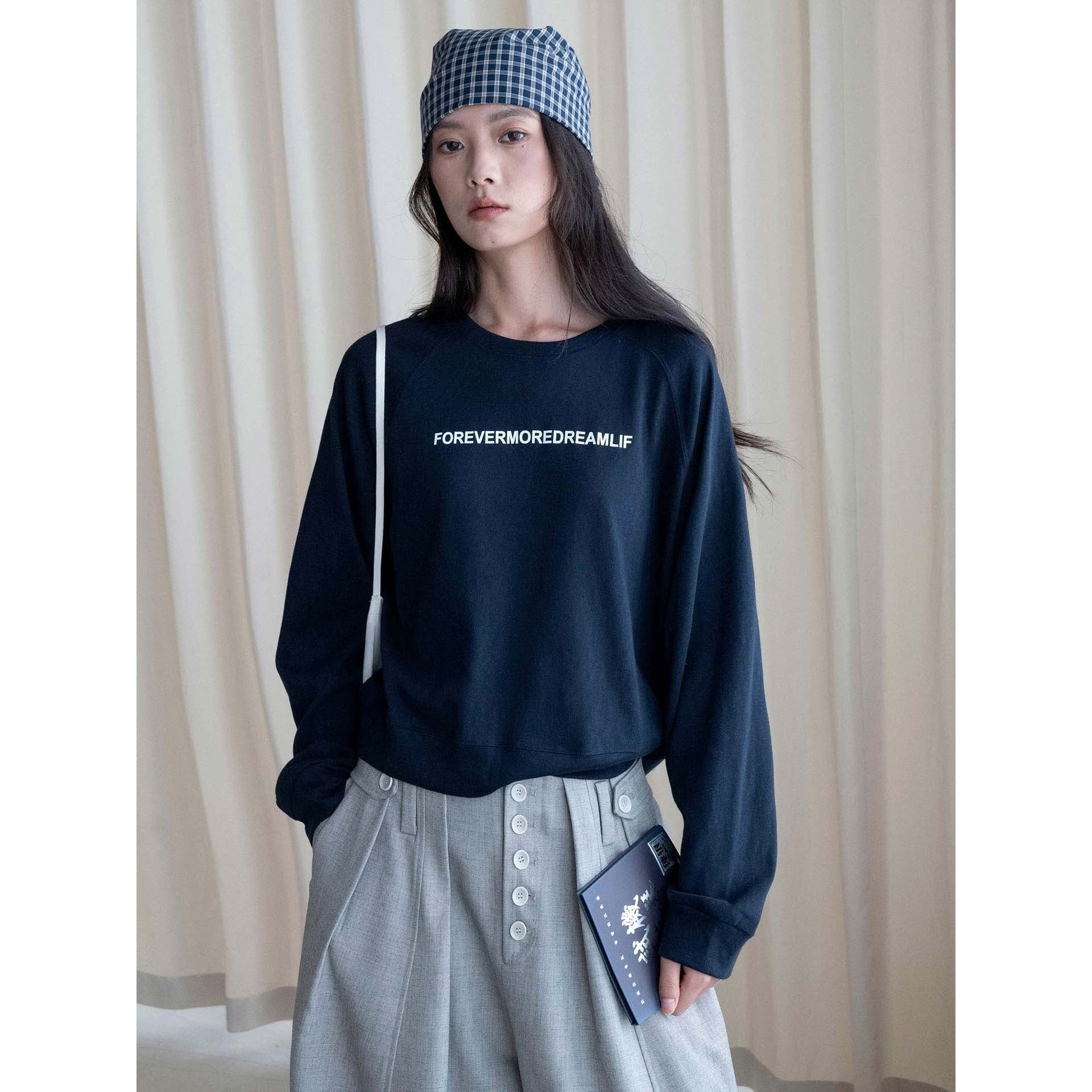 Women's Loose Round Neck Sweatshirt with Raglan Sleeves and Statement Print Chichicherry
