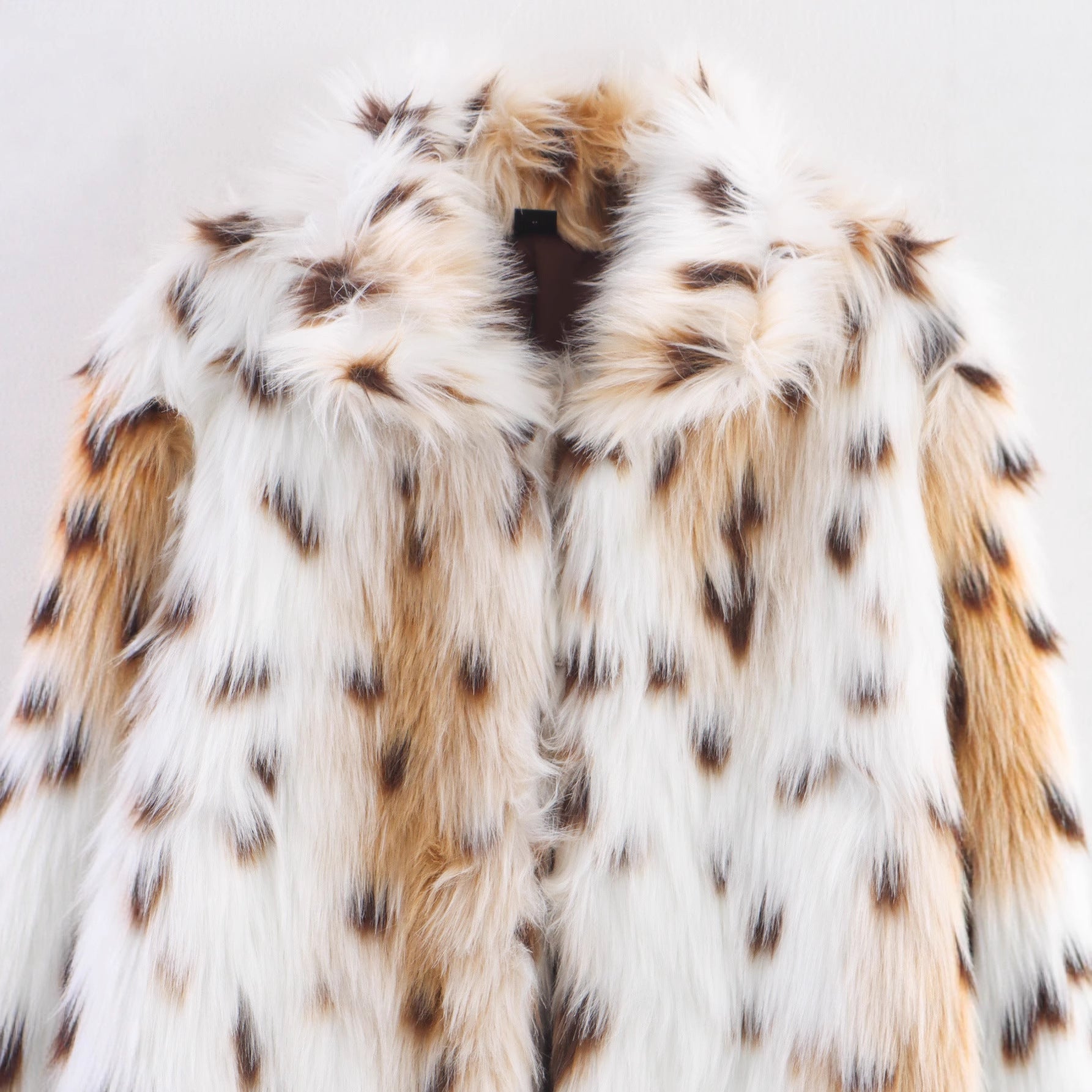 Women's Long Oversized Faux Fur Coat with Spotted Wildcat Print and Stand Collar Chichicherry