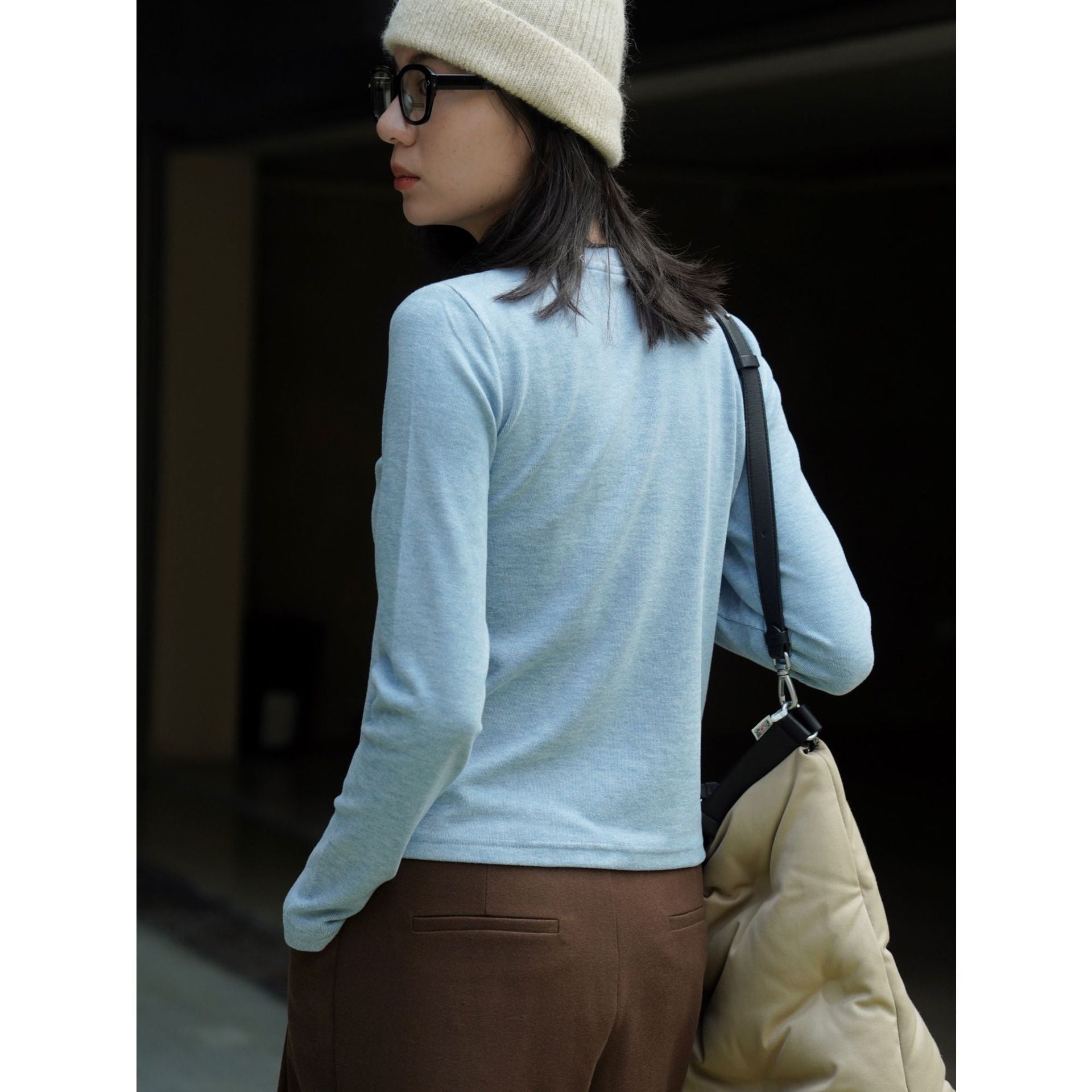 Women's fine round neck sweater made of cotton blend with slightly tailored silhouette Chichicherry