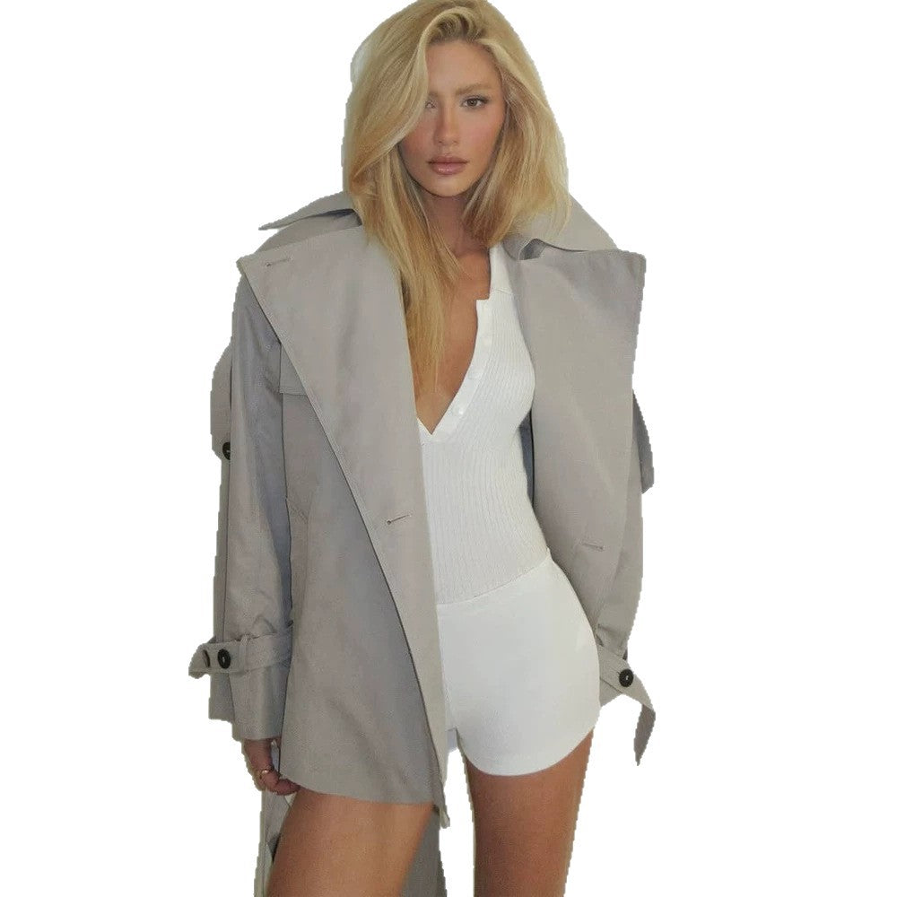 Women's short trench coat in oversized cut with wide lapels and adjustable cuffs Chichicherry