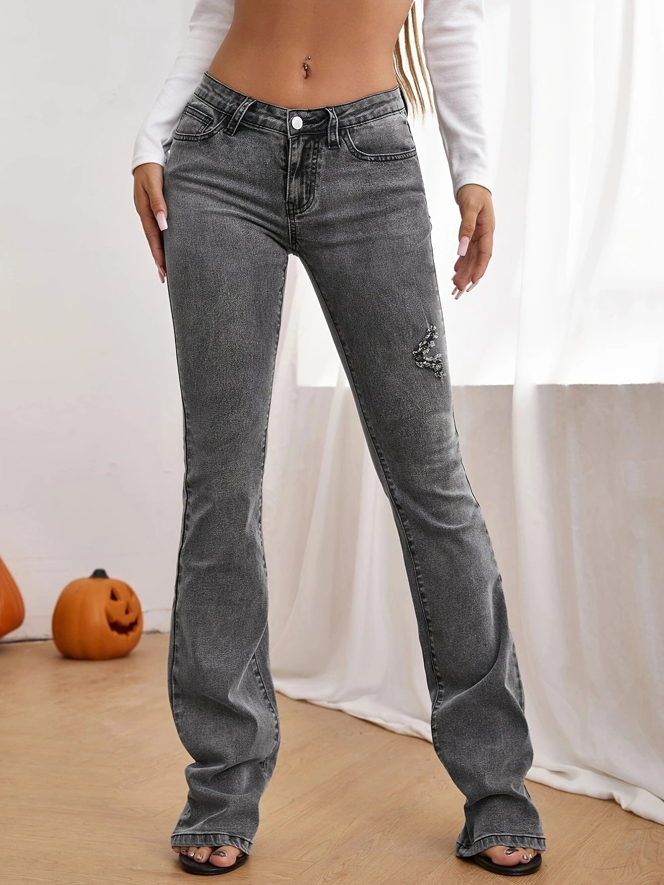 Women’s high-waisted flared jeans with pearl appliqué and shaping waistband Chichicherry