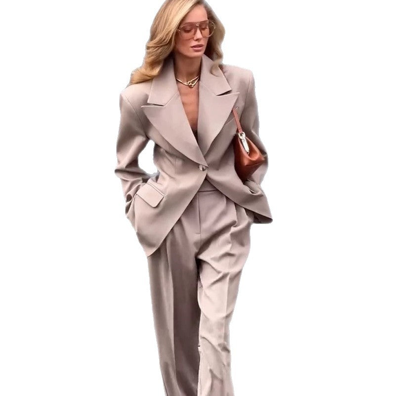 Ladies oversized blazer suit with sculptural shoulder, tailored single-button jacket and wide pleated trousers Chichicherry