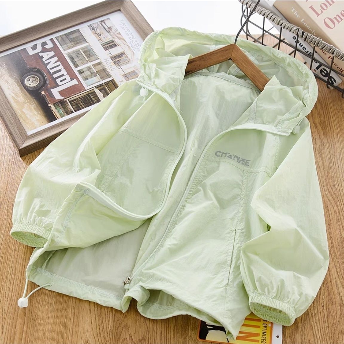 Women's ultra-lightweight windbreaker with hood and elastic cuffs Chichicherry